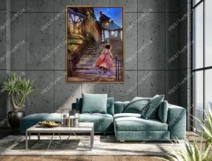 Peinture fantastique d'une jeune femme en robe rose montant un escalier illuminé la nuit, encadrée en or. Le tableau est sur un mur en béton gris moucheté au-dessus d'un canapé modulable turquoise ou sarcelle.