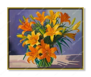 Nature morte florale peinte à l'acrylique de lys tigrés ou orange vif dans un vase en verre. Fond violet-bleu. Art floral au format 20” x 16” - 51 x 41 cm